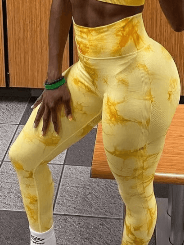 High-waist yellow seamless leggings with push-up effect for women, highlighting comfort and style, made from spandex and nylon.